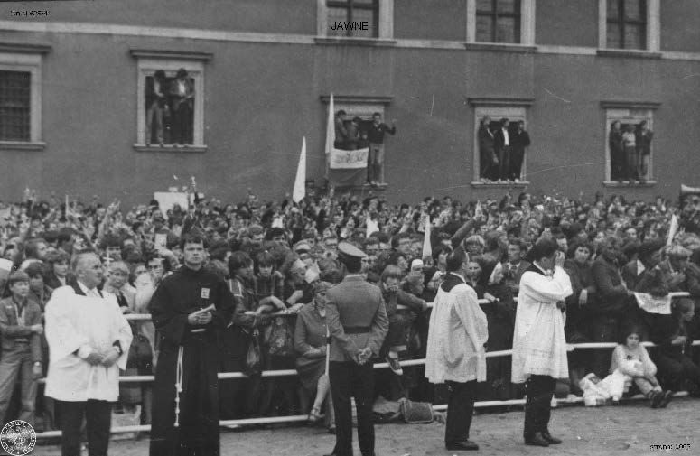 Fot. nr 1. Wierni za barierkami i w oknach Zamku Królewskiego oczekują na przyjazd Jana Pawła II. 16 VI 1983 r. Sygnatura: IPN Bi 625/41/5