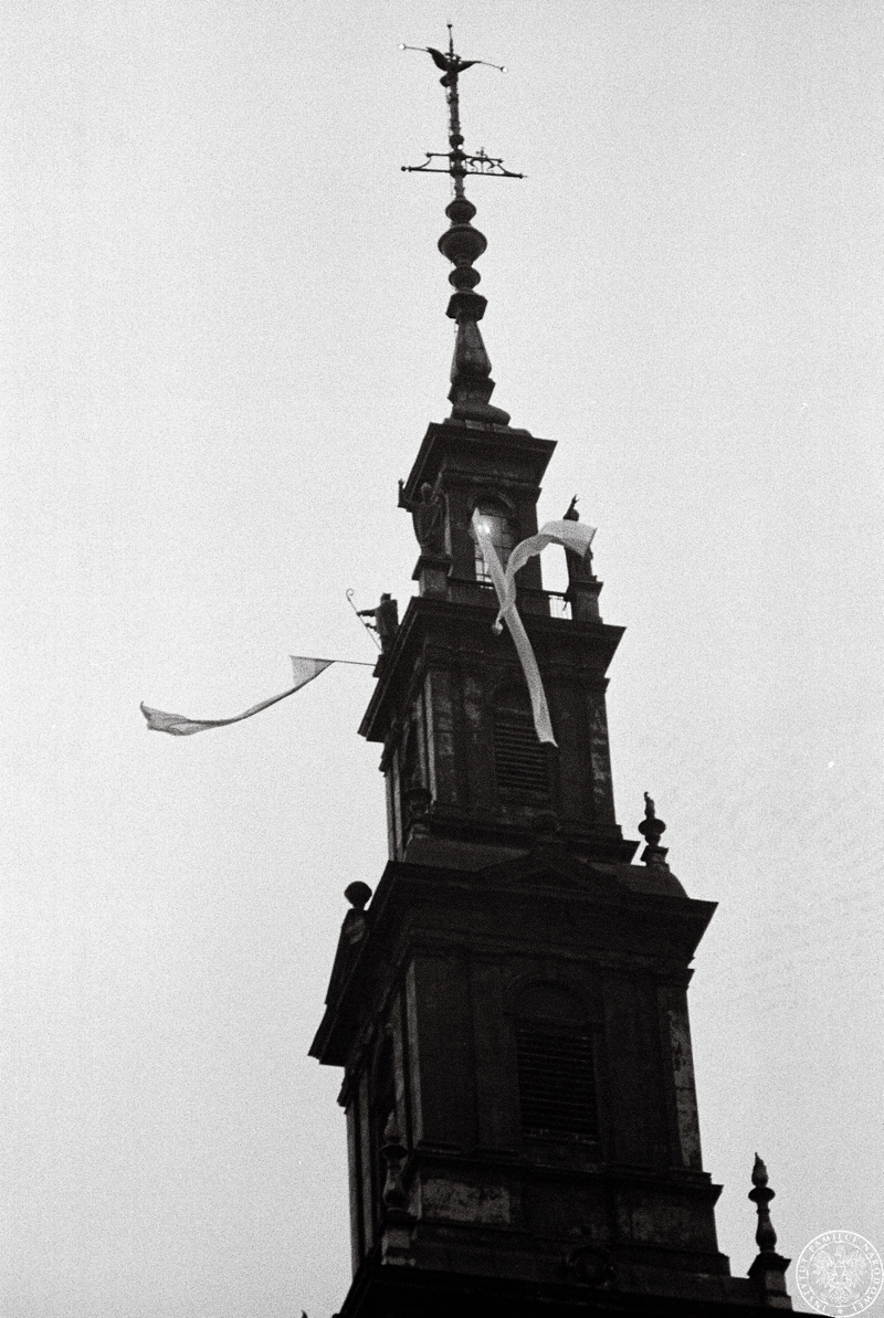 Fot. nr 9. Wieża Klasztoru Ojców Paulinów na Jasnej Górze przystrojona flagami. 18-19 VI 1983 r. Sygnatura: IPNBU-7-14-13-1137