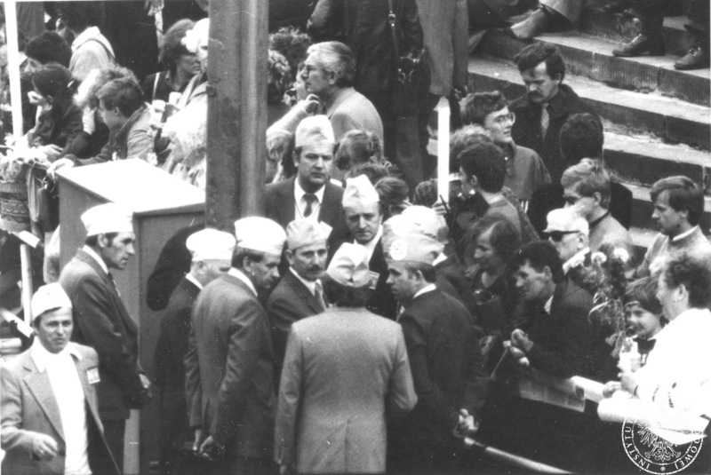 Fot. nr 10. Pielgrzymi i grupa osób z Kościelnej Służby Porządkowej na schodach na Placu Trzech Krzyży. 16 VI 1983 r.  Sygnatura: IPNBU-7-14-10-43