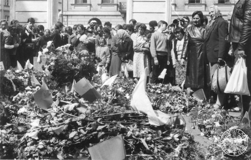Fot. nr 13. Pielgrzymi zgromadzeni wokół kwiatów ułożonych obok kościoła Św. Anny na Krakowskim Przedmieściu. 16 VI 1983 r. Sygnatura: IPNBU-7-14-10-66