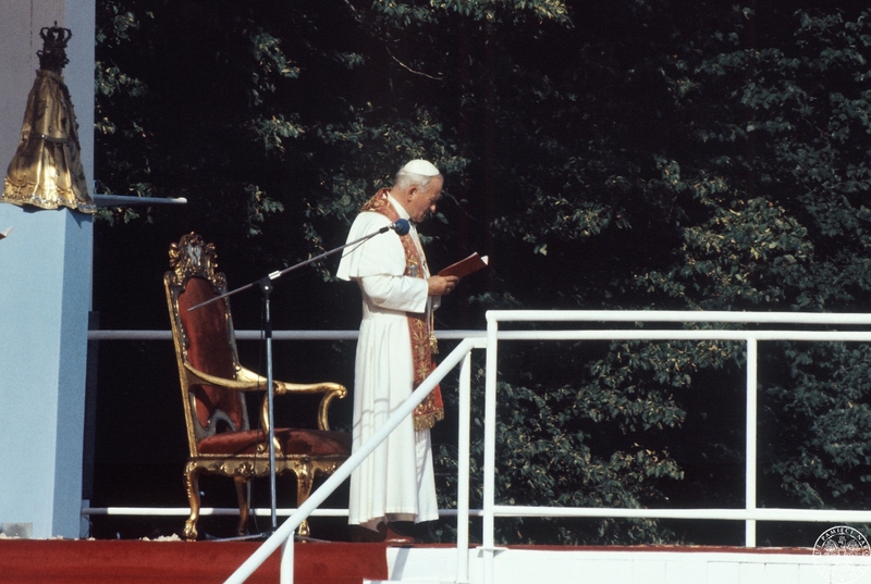 Fot. nr 2. Jan Paweł II przemawia podczas nieszporów maryjnych na Górze Świętej Anny, za nim figura Św. Anny tzw. „Samotrzeć”. 21.06.1983 r. IPNBU-7-14-13-216