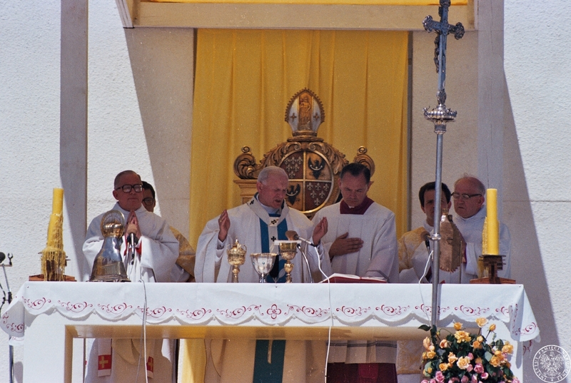 Obok Ojca Świętego za ołtarzem arcybiskup metropolita wrocławski arcybiskup Henryk Gulbinowicz (1L) oraz mistrz papieskich ceremonii liturgicznych ksiądz John Magee (4P).
