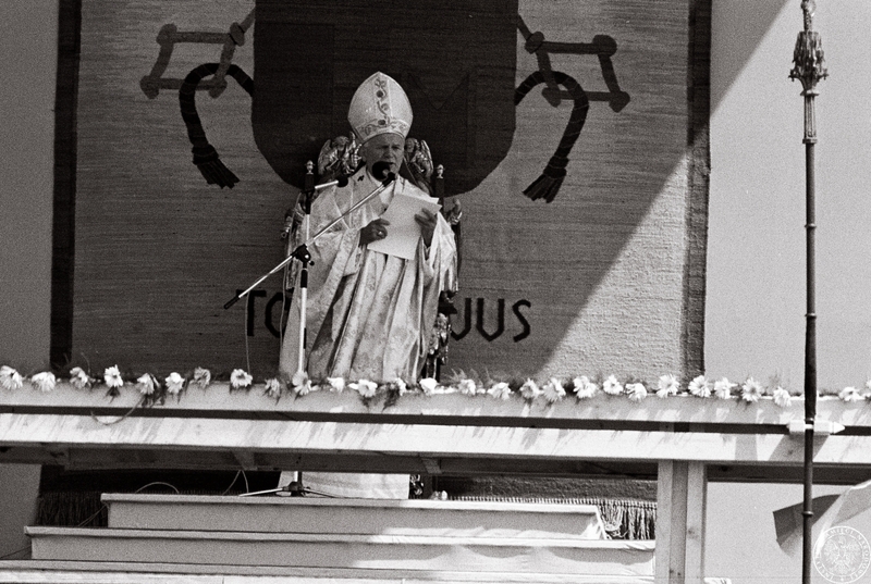 Fot. nr 6. Jan Paweł II przemawia za polowym ołtarzem na Błoniach krakowskich w czasie mszy beatyfikacyjnej brata Alberta Chmielowskiego i ojca Rafała Kalinowskiego. 22 VI 1983 r. IPNBU-7-14-13-567