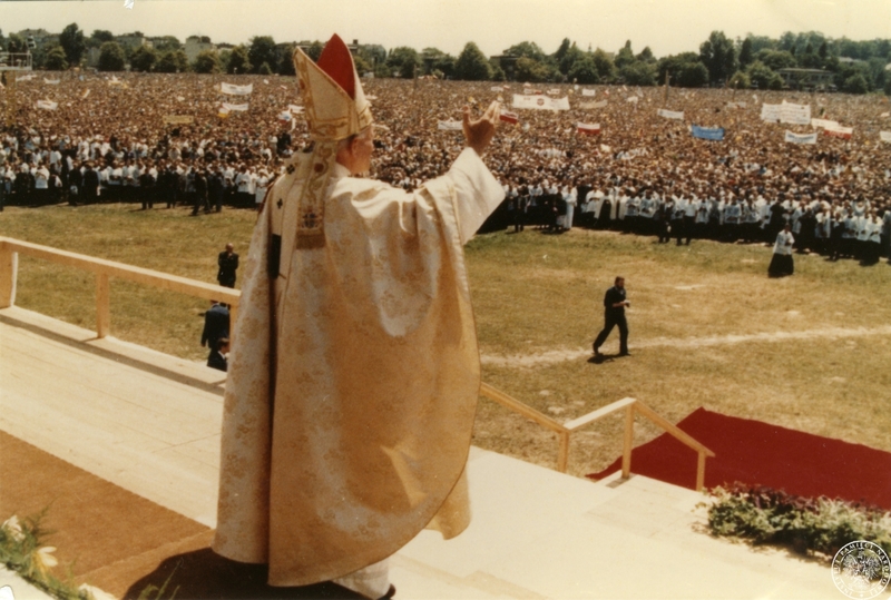 Fot. nr 2. Jan Paweł II ze stopni ołtarza pozdrawia wiernych zebranych na krakowskich Błoniach w czasie mszy beatyfikacyjnej brata Alberta Chmielowskiego i ojca Rafała Kalinowskiego. 22 VI 1983 r. Sygnatura: IPNBU-7-14-8-2