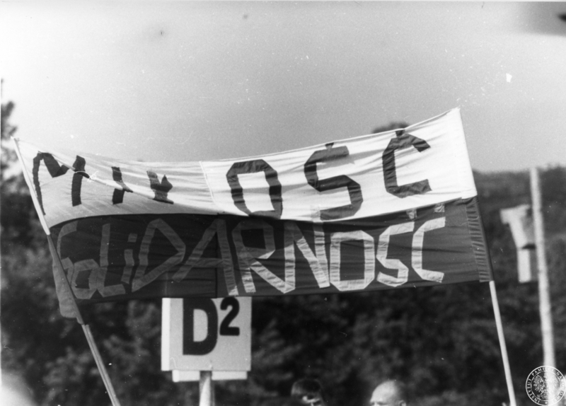 Fot. nr 4. Transparent na krakowskich Błoniach o treści „Miłość / Solidarność”: 22 VI 1983 r. Sygnatura: IPNLD-16-2-4-10