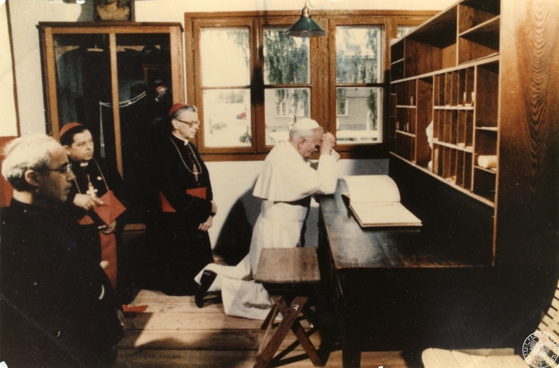 Jan Paweł II modli się w celi ojca Maksymiliana Kolbego w Klasztorze Ojców Franciszkanów w Niepokalanowie. Za Papieżem od lewej klęczą: przełożony zakonu, prymas Józef Glemp, kardynał Franciszek Macharski, syg. IPNBU-7-14-4-1-1