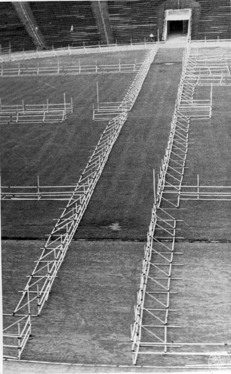 Fot. nr 1: Przygotowania do przyjazdu papieża. Na zdjęciu barierki oddzielające sektory na płycie  Stadionu X-lecia. Przed 17 VI 1983 r. Sygnatura: IPNBU-7-7-15-4