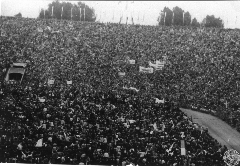 Fot. nr 7. Tłum pielgrzymów na koronie i płycie Stadionu X-lecia. Widoczne transparenty z logo Solidarności. 17 VI 1983 r. Sygnatura: IPNBU-7-7-15-47