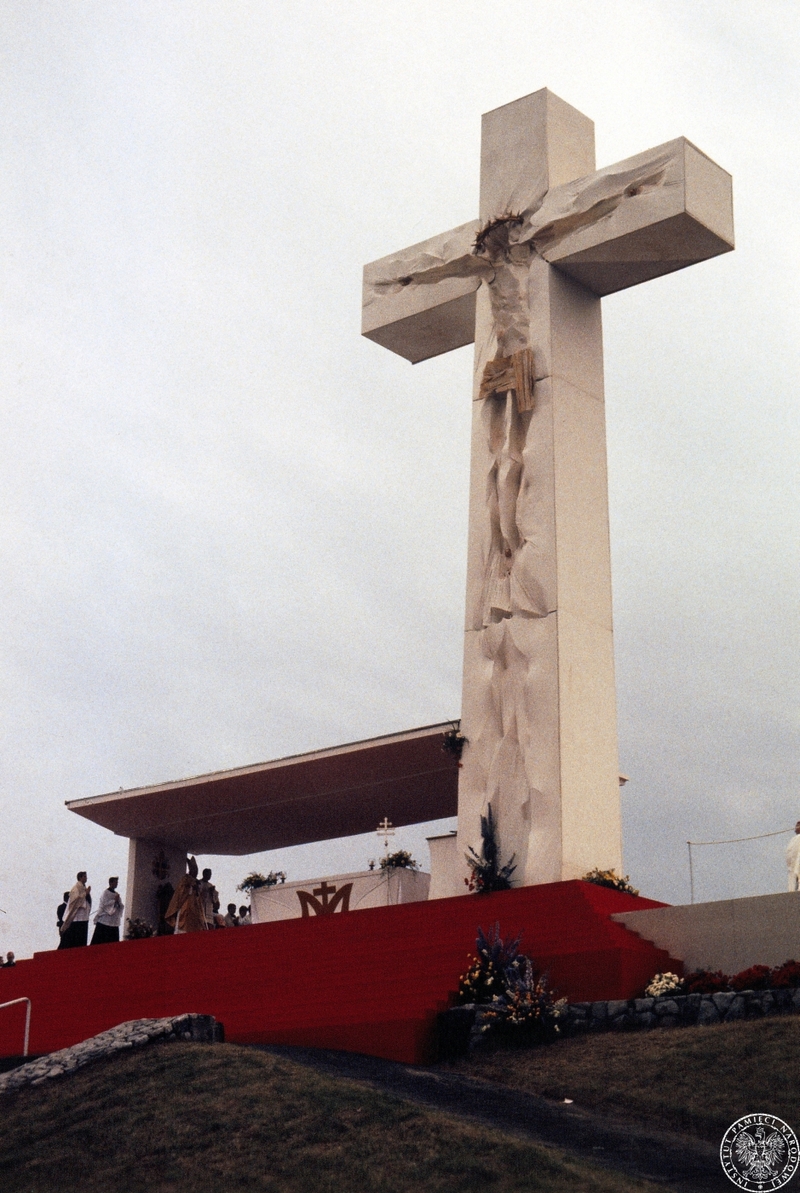 Fot. nr 1. Jan Paweł II w towarzystwie celebransów wokół ołtarza na koronie Stadionu X-lecia w czasie Mszy Świętej. 17 VI 1983 r. Sygnatura: IPNBU-7-14-13-196
