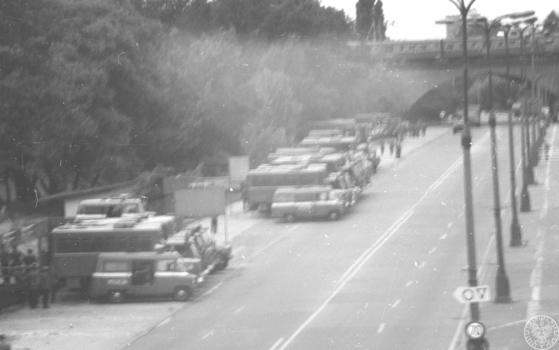 Fot. nr 4. Radiowozy milicyjne ustawione na ulicy obok Stadionu X-lecia. 17 VI 1983 r. Sygnatura: IPNBU-3-12-4-34
