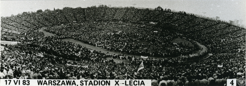 Fot. nr 1. Panorama Stadionu X-lecia zapełnionego wiernymi w czasie mszy papieskiej. 17 VI 1983 r. Sygnatura: IPNGd-11-3-5-16