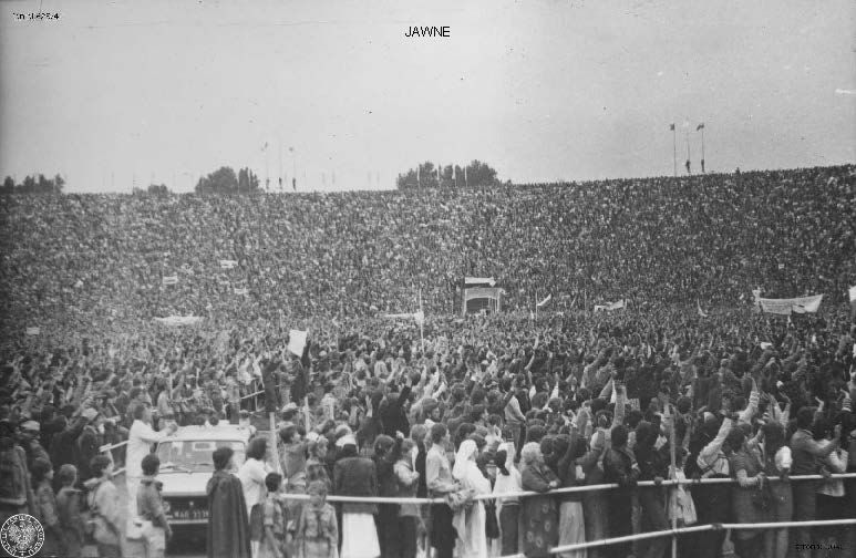 Fot. nr 1. Tłumy wiernych zgromadzonych na płycie i koronie Stadionu X-lecia. 17 VI 1983 r. Sygnatura:  IPN Bi 625/41/43.