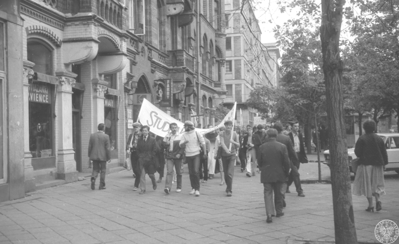 Fot. nr 2. Studenci SGGW z transparentem zmierzają ulicą Marszałkowską (odcinek pomiędzy Hożą i Wilczą) na spotkanie z Janem Pawłem II. 17 VI 1983 r. Sygnatura: IPNBU-3-12-4-19