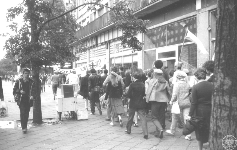 Fot. nr 3. Studenci SGGW z transparentem zmierzają ulicą Marszałkowską (odcinek pomiędzy Hożą i Wilczą) na spotkanie z Janem Pawłem II. 17 VI 1983 r. Sygnatura: IPNBU-3-12-4-20