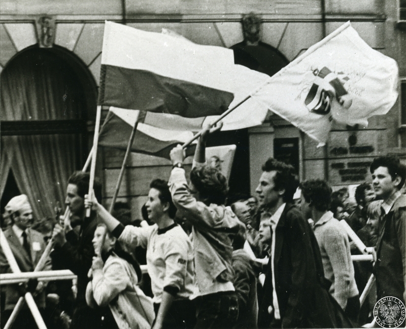 Fot. nr 2. Wierni z flagami polską i papieską oczekują na przejazd Jana Pawła II na Krakowskim Przedmieściu. 16 VI 1983 r. Sygnatura: IPNGD-11-3-5-3
