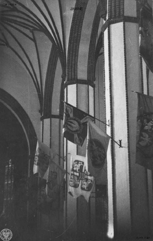 Fot. nr 3. Wnętrze katedry na Starym Mieście ozdobionej chorągwiami przygotowanej na mszę papieską. 16 VI 1983 r. Sygnatura: IPN Bi 625/41/13