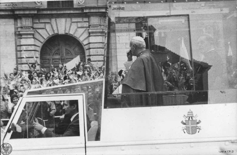Fot. nr 4. Jan Paweł II i prymas Józef Glemp przejeżdżają w papamobile Krakowskim Przedmieściem pozdrawiani przez zgromadzonych wiernych przed kościołem Św. Anny. 16 VI 1983 r. Sygnatura: IPN Bi 625/41/15