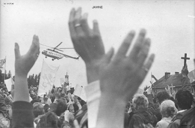 Fot. nr 2. Śmigłowiec MI-8 z Janem Pawłem II na ląduje na polach obok Klasztoru Ojców Franciszkanów w Niepokalanowie. 18 VI 1983 r. Sygnatura: 625/41/28