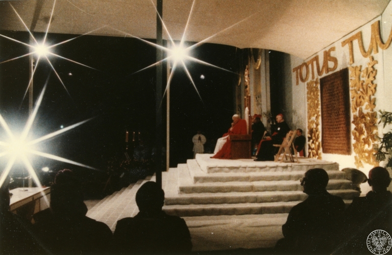 Fot. nr 3. Jan Paweł II na tronie na ołtarzu papieskim w otoczeniu biskupów na wałach Klasztoru Ojców Paulinów na Jasnej Górze w czasie wieczornego spotkania z młodzieżą. 18 VI 1983 r. Sygnatura: IPNBU-7-14-3-5