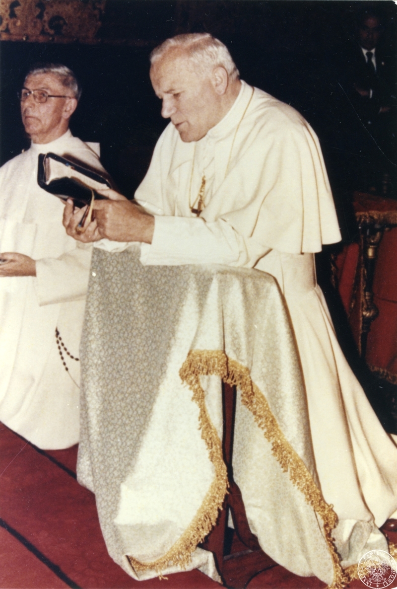 Fot. nr 4. Jan Paweł II modli się przy klęczniku w kaplicy Cudownego Obrazu na Jasnej Górze, obok niego NN Ojciec Paulin. 18 VI 1983 r. Sygnatura: IPNBU-7-14-3-6