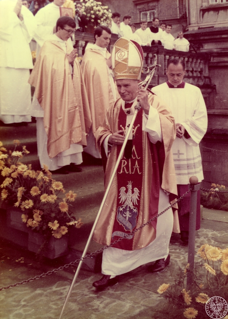 Fot. nr 1. Jan Paweł II udaje się w procesji do ołtarza na wałach Klasztoru Ojców Paulinów na Jasnej Górze. Za papieżem widoczny mistrz papieskich ceremonii liturgicznych ksiądz John Magee oraz inni księża. 19 VI 1983 r. Sygnatura IPNBU-7-14-11-3
