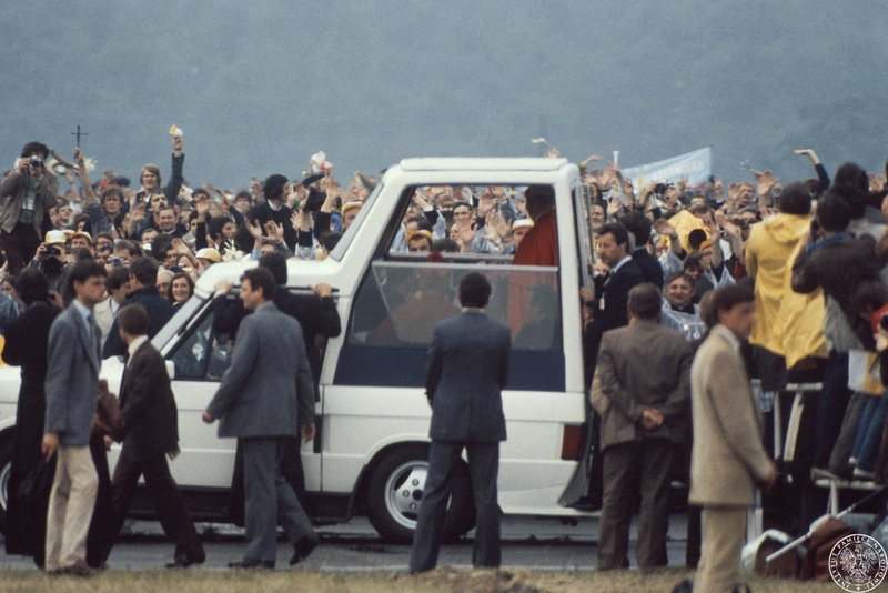 Fot. nr 5. Jan Paweł II w papamobile przejeżdża pomiędzy sektorami ustawionymi na lotnisku w dzielnicy Muchowiec pozdrawiany przez wiernych. 20 VI 1983 r. Sygnatura: IPNBU-7-14-13-63