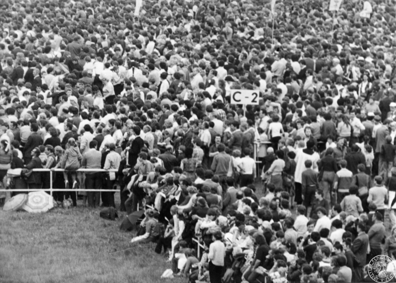 Fot. nr 3. Tłum wiernych zgromadzony na lotnisku w dzielnicy Muchowiec w sektorze C-2 czeka na przybycie Jana Pawła II. 20 VI 1983 r. Sygnatura: IPNKa-7-7-2-17