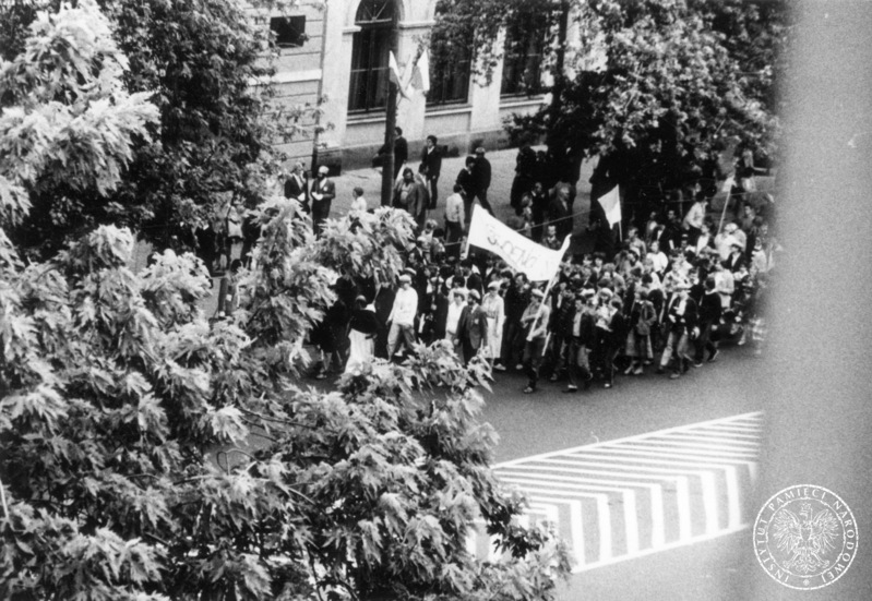Fot. nr 5. Pielgrzymi z transparentem: „Studenci” przed Kościołem św. Anny na Krakowskim Przedmieściu. 16 VI 1983 r. Sygnatura: IPNBU-7-14-10-19