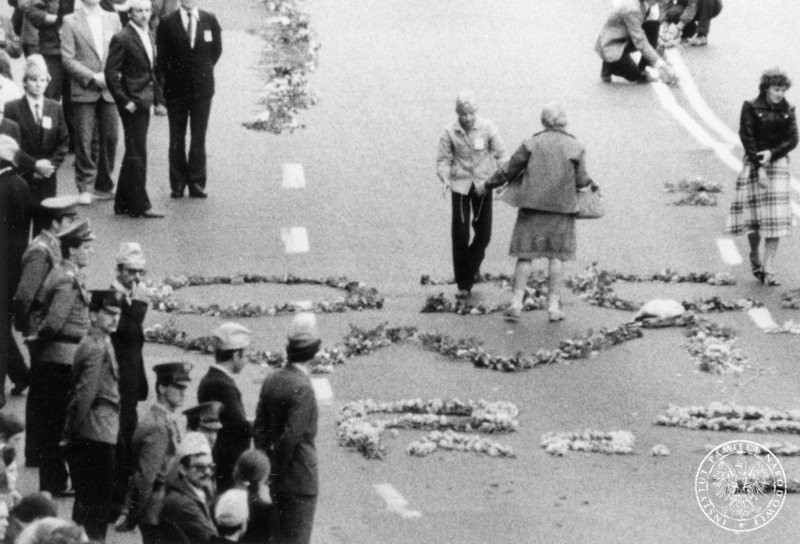 Fot. nr 6. Pielgrzymi układają kwiaty na jezdni na Placu Trzech Krzyży na trasie przejazdu Jana Pawła II. Sygnatura: IPNBU-7-14-10-24
