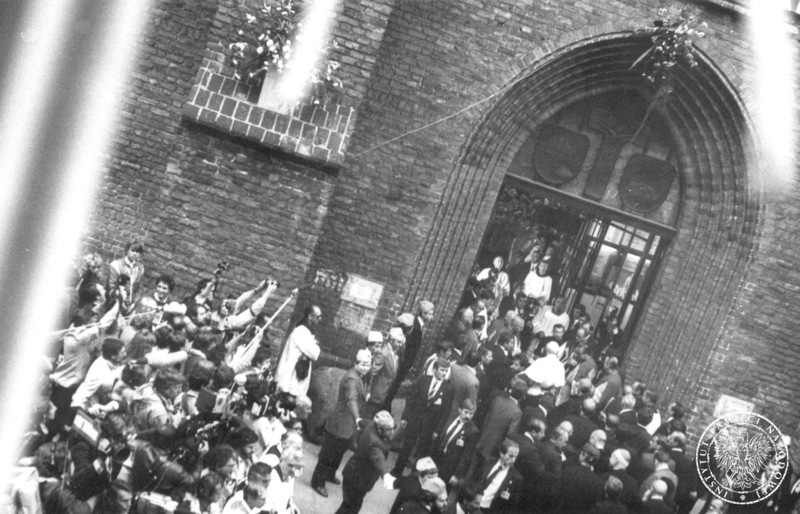 Fot. nr 15. Jan Paweł II wchodzi do Archikatedry Warszawskiej na Starym Mieście w otoczeniu duchowieństwa i wiernych. 16 VI 1983. Sygnatura: IPNBU-7-14-10-87
