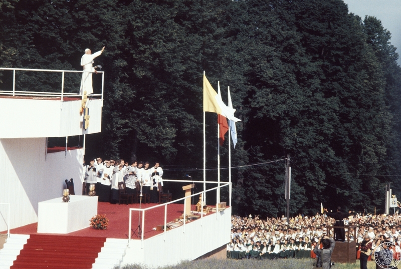 Fot. nr 1. Jan Paweł II pozdrawia wiernych z podwyższenia ołtarza podczas nieszporów maryjnych na Górze Świętej Anny. 21.06.1983 r. IPNBU-7-14-13-212