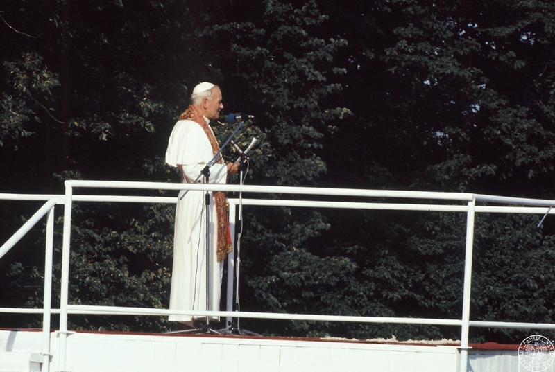 Fot. nr 3. Jan Paweł II przemawia podczas nieszporów maryjnych na Górze Świętej Anny. 21.06.1983 r. IPNBU-7-14-13-223