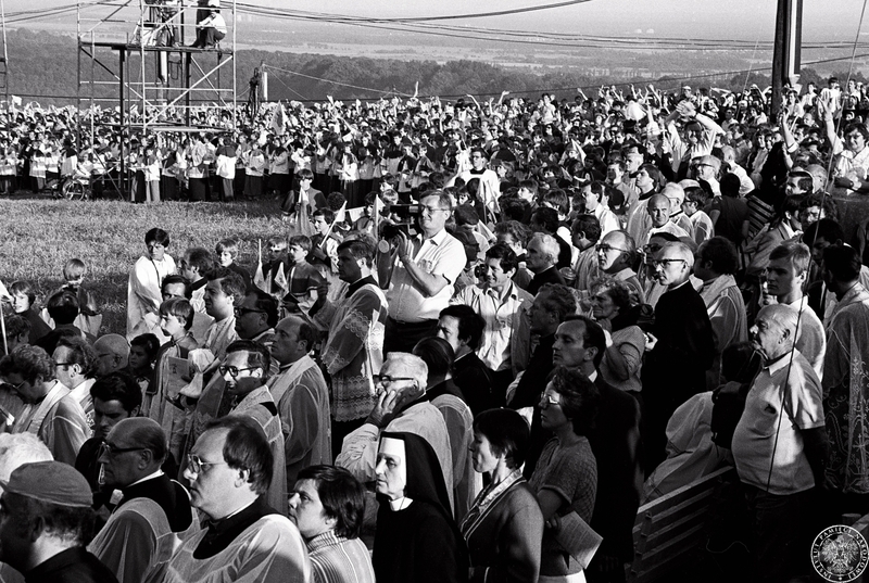 Fot. nr 8. Tłum wiernych zgromadzonych na nieszporach maryjnych na Górze Świętej Anny 21.06.1983 r. IPNBU-7-14-13-640