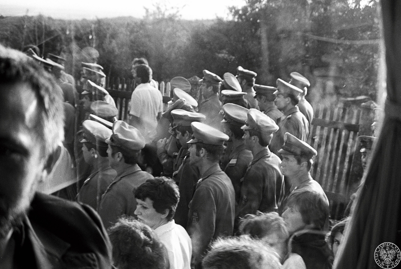 Fot. nr 10. Milicjanci zgromadzeni na nieszporach maryjnych na Górze Świętej Anny. 21.06.1983 r. IPNBU-7-14-13-657