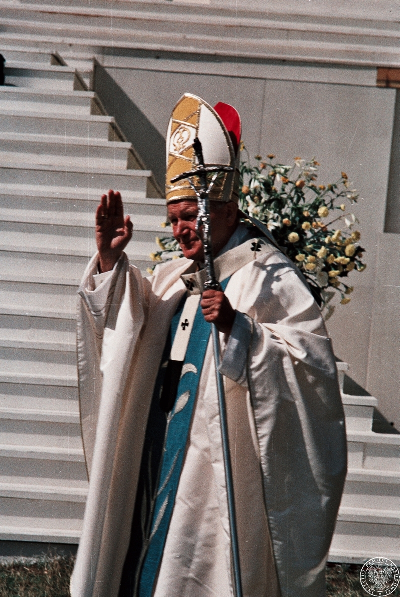 Fot. nr 6. Jan Paweł II pozdrawia wiernych u stóp schodów ołtarza na hipodromie na Partynicach 21 VI 1983 r.  Sygnatura: IPNBU-7-14-13-424