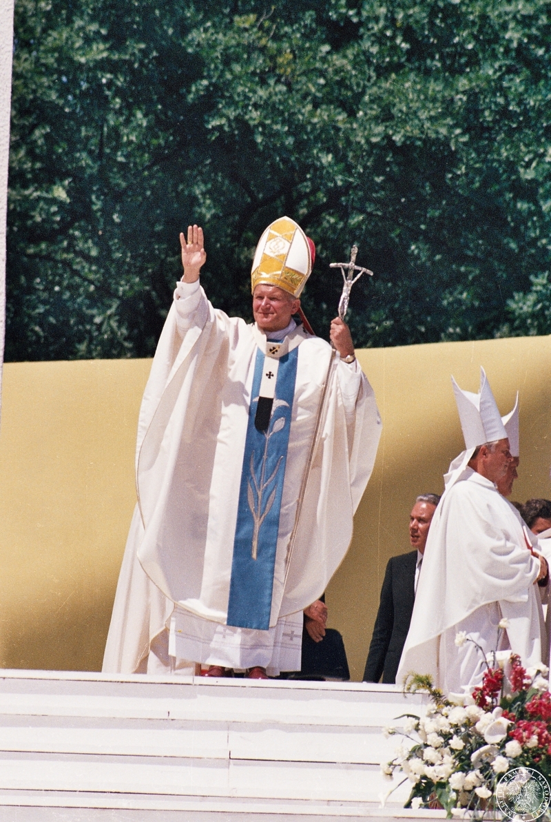 Fot. nr 9. Jan Paweł II pozdrawia wiernych na schodach ołtarza na hipodromie na Partynicach 21 VI 1983 r. Za biskupami w garniturze kamerdyner papieski Angelo Gugel Sygnatura: IPNBU-7-14-13-508