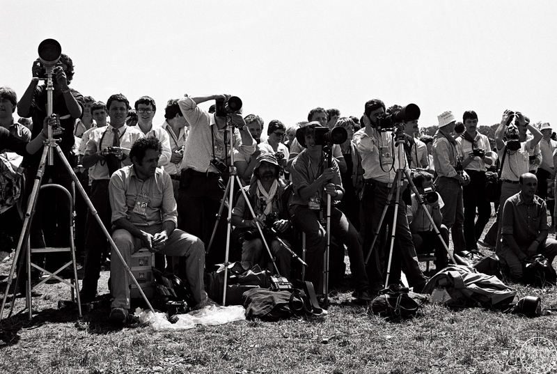 Fot. nr 11. Fotoreporterzy zgromadzeni na hipodromie na Partynicach w czasie mszy papieskiej. 21 VI 1983 r.  Sygnatura: IPNBU-7-14-13-607