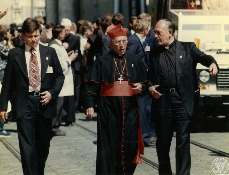 Na drugim planie po lewej grupa ludzi, po prawej papamobile z Janem Pawłem II