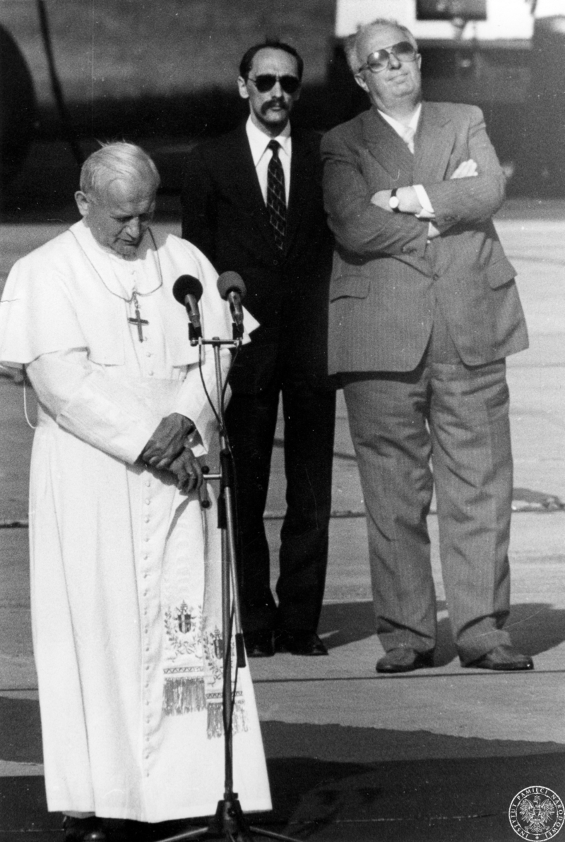 Fot. nr 1. Jan Paweł II przemawia na lotnisku Balice, za nim minister Spraw Zagranicznych Stanisław Olszewski (1P). 23 VI 1983 r. Sygnatura: IPNBU-7-14-12-1