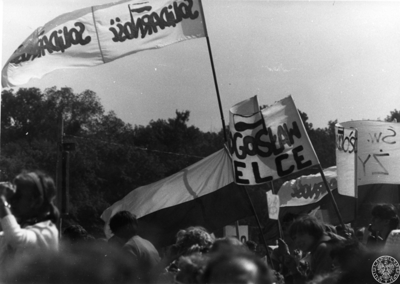 Fot. nr 1. Wierni zgromadzeni na krakowskich Błoniach. Niektórzy z uczestników uroczystości trzymają w rękach transparenty z napisami „Solidarność” oraz „Błogosław Kielce”. 22 VI 1983 r. Sygnatura: IPNLd-16-2-4-3