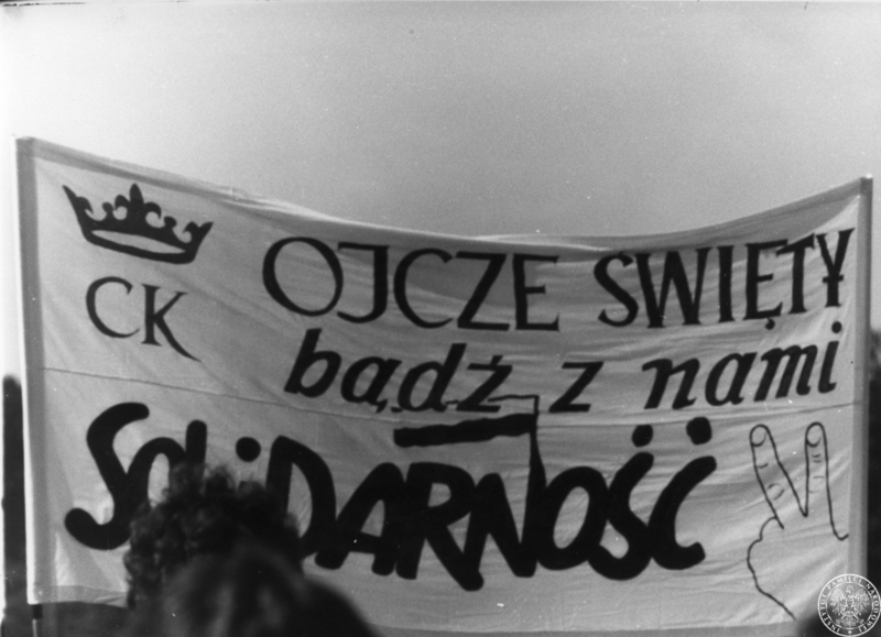 Fot. nr 3. Transparent na krakowskich Błoniach o treści „Ojcze Święty bądź z nami Solidarność”: 22 VI 1983 r. Sygnatura: IPNLd-16-2-4-9