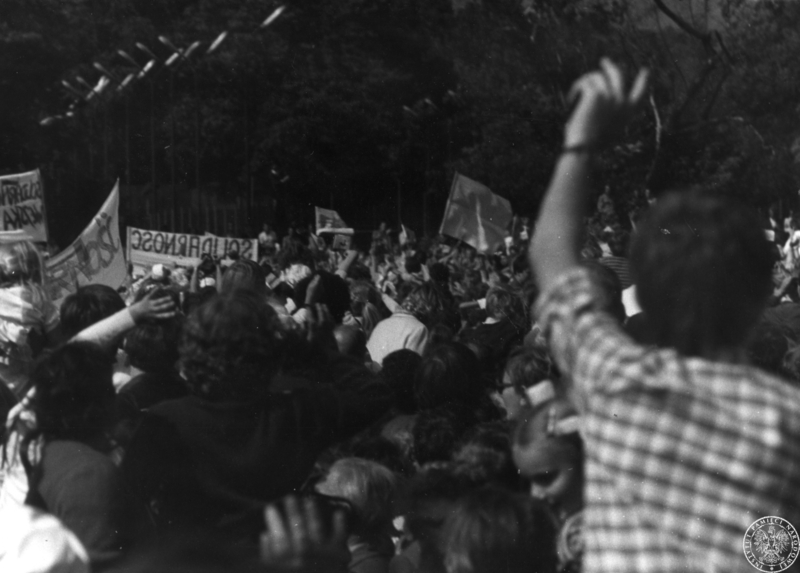 Fot. nr 5. Wierni zgromadzeni na krakowskich Błoniach. Niektórzy z uczestników uroczystości trzymają w rękach transparenty z napisami „Solidarność”. 22 VI 1983 r. Sygnatura: IPNLd-16-2-4-15