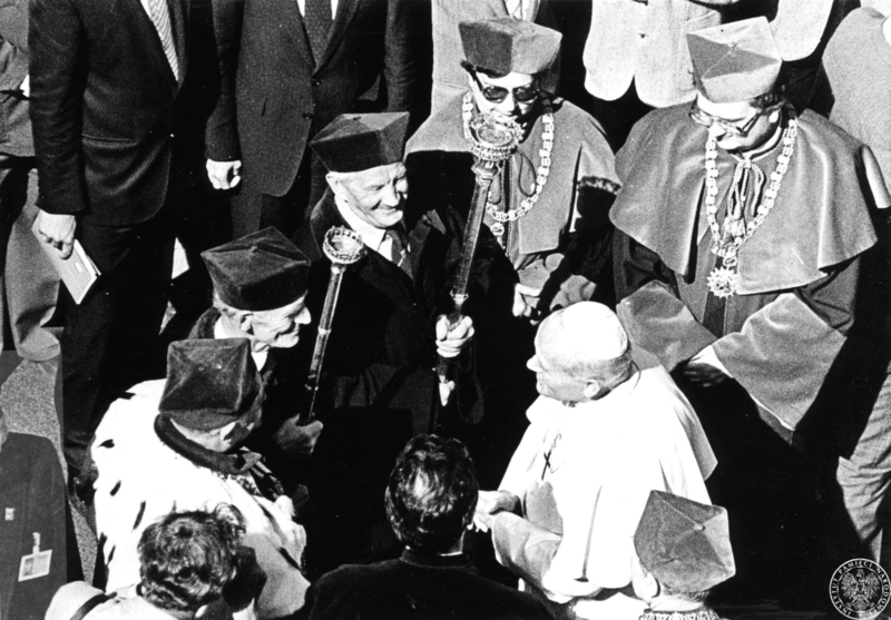 Fot. nr 3. Jan Paweł II (z centrum) z przedstawicielami krakowskich uczelni ubranymi w togi - widok z góry, zbliżenie. 22 VI 1983 r. Sygnatura: IPNKr-7-7-3-26