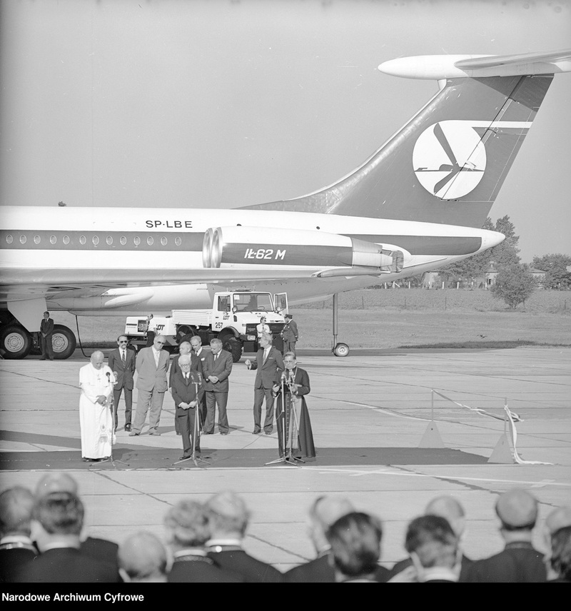 Fot. nr 2. Ceremonia pożegnania Jana Pawła II na lotnisku w Balicach. 23 VI 1983 r. 3/53/0/1/18/8